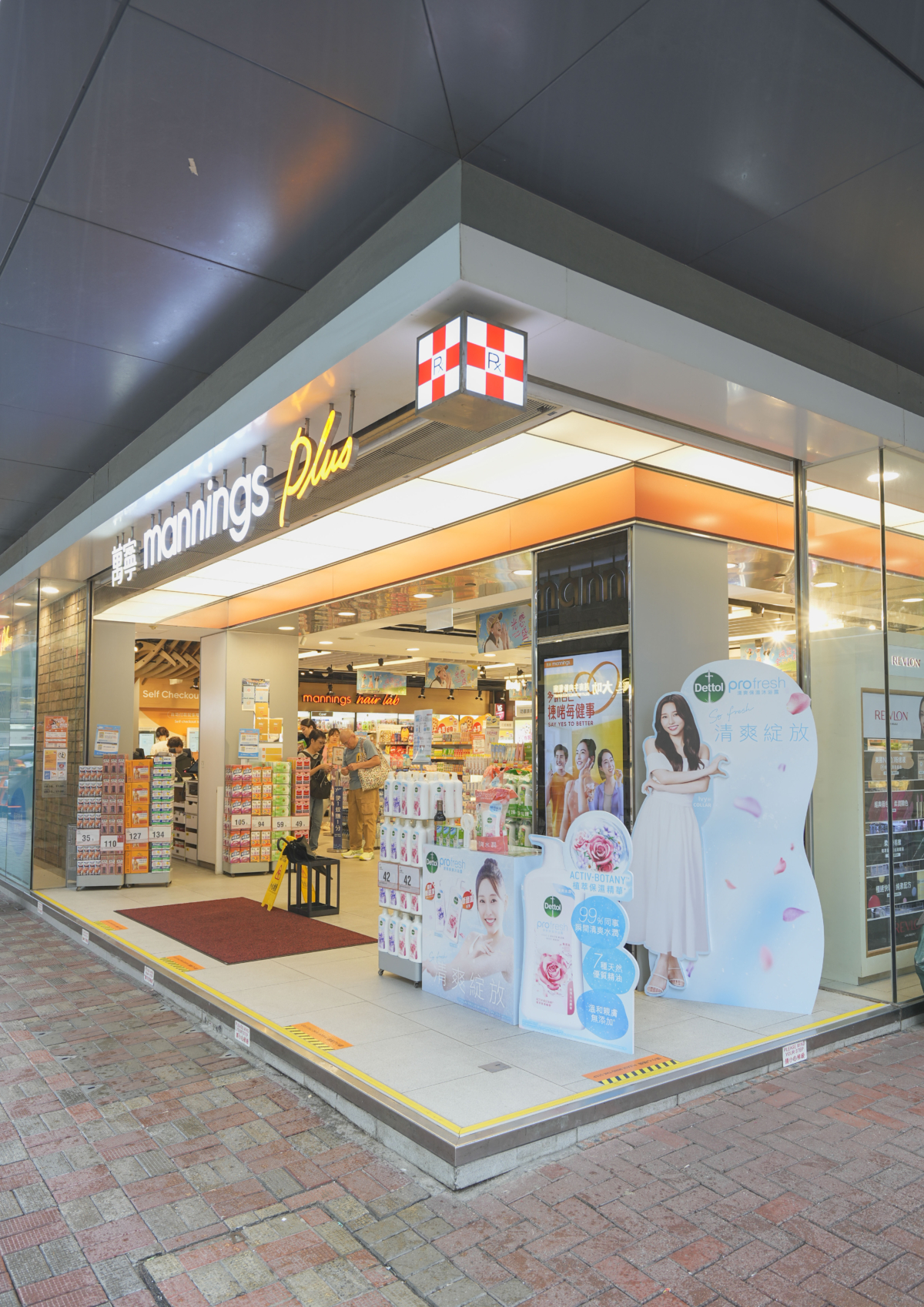 萬寧總統戲院分店設有Ivy@COLLAR巨型人形紙板～「蘇蝦」們快來與偶像一起「俾心心」合照。