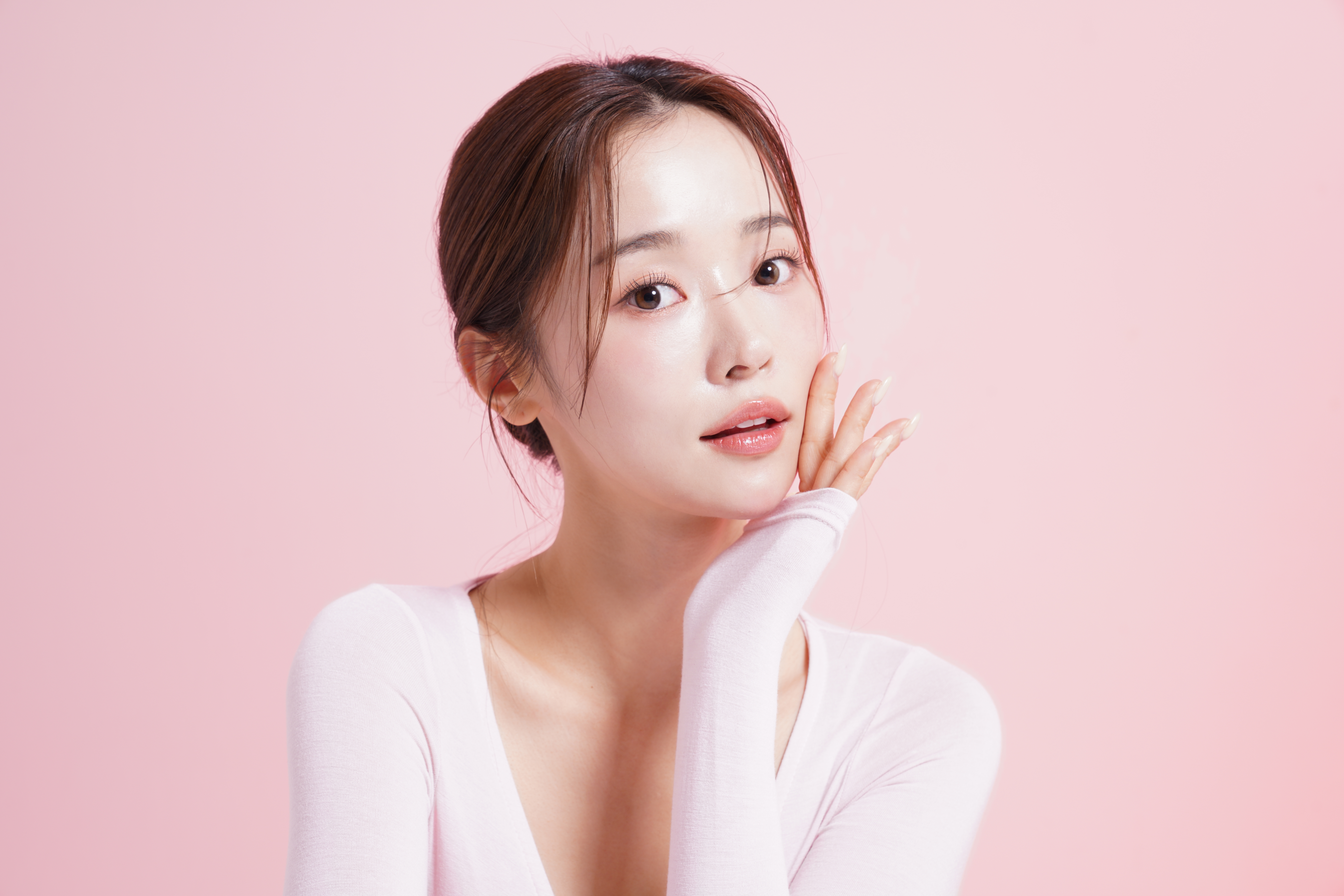 如果想快速消除雙下巴，可選擇醫美療程，包括針對脂肪的Onda Pro等體雕減脂、消脂針，或利用電音雙波改善皮膚鬆弛，甚至透過外科手術矯正骨骼問題，但任何療程都須經專業醫師評估。